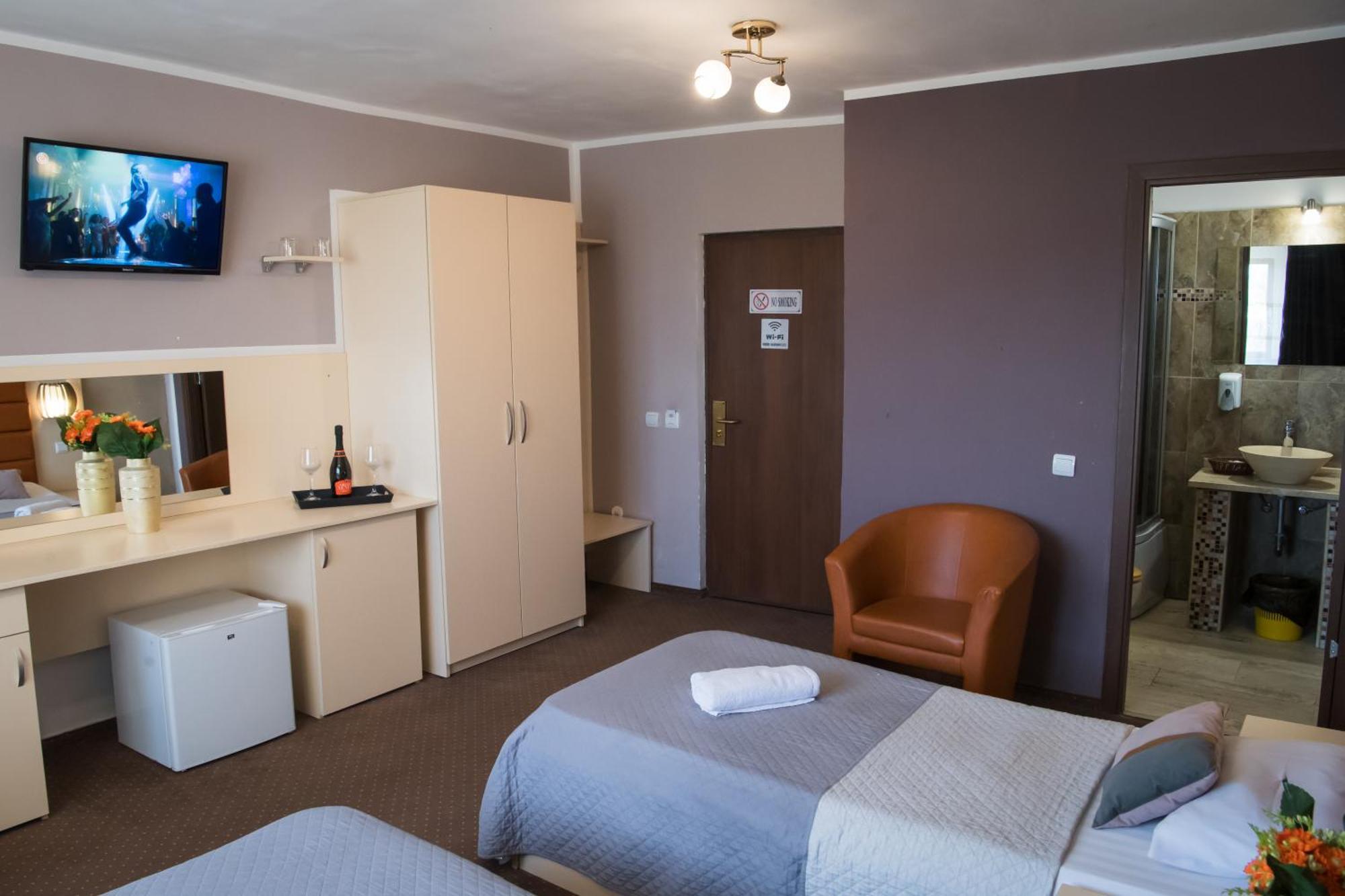 Mbi Travel Inn Крайова Екстериор снимка