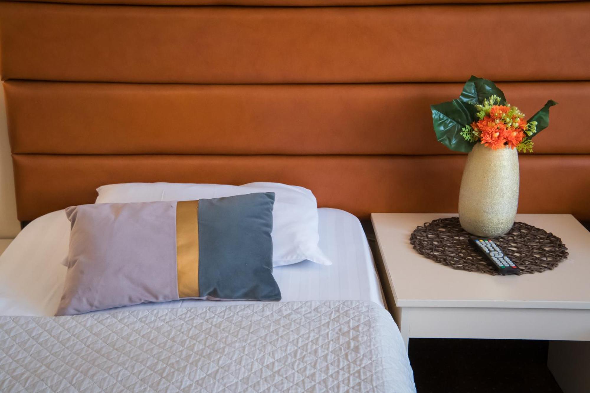 Mbi Travel Inn Крайова Екстериор снимка