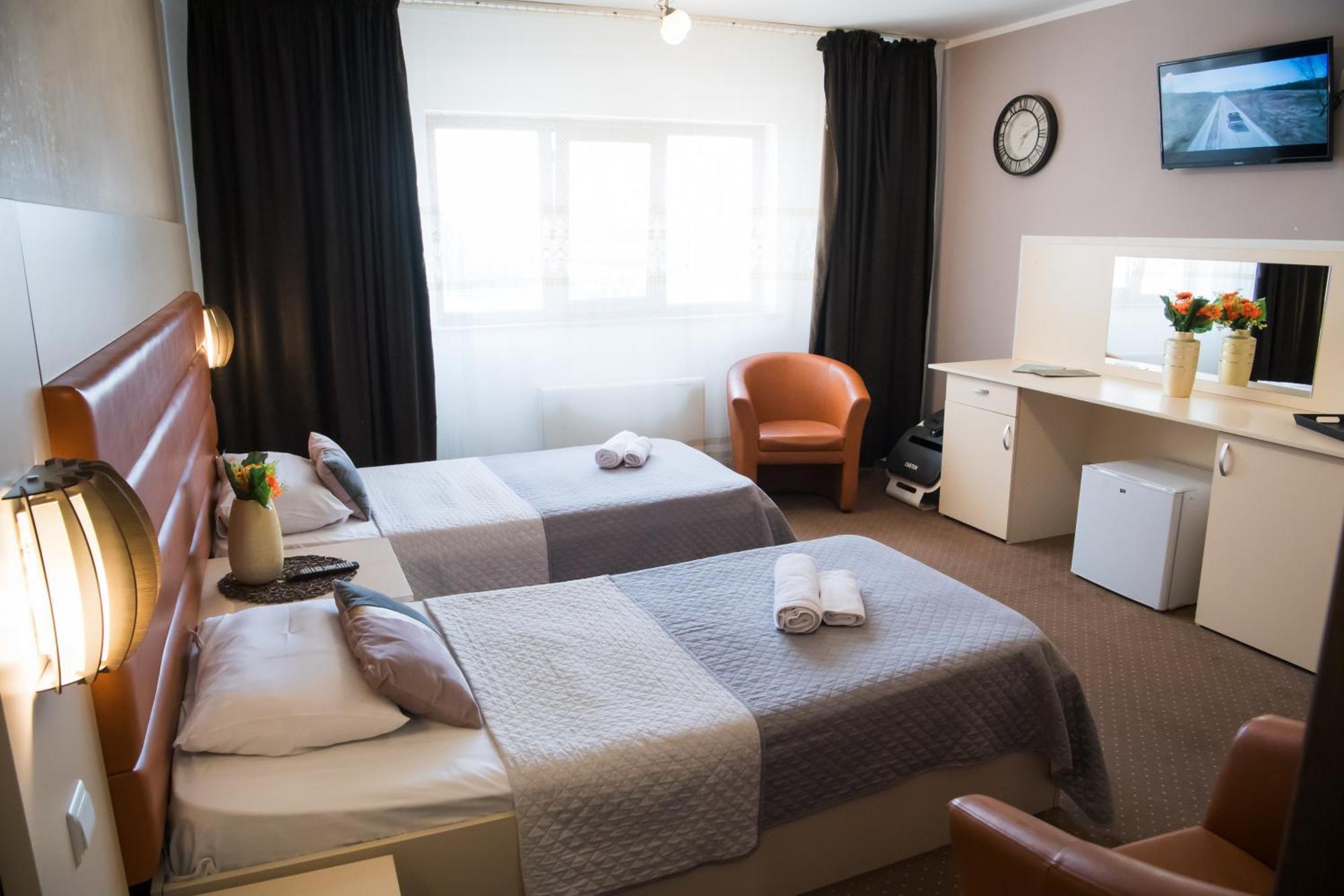 Mbi Travel Inn Крайова Екстериор снимка