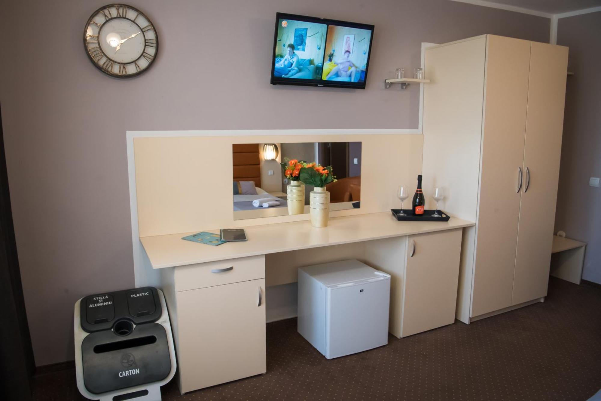 Mbi Travel Inn Крайова Екстериор снимка