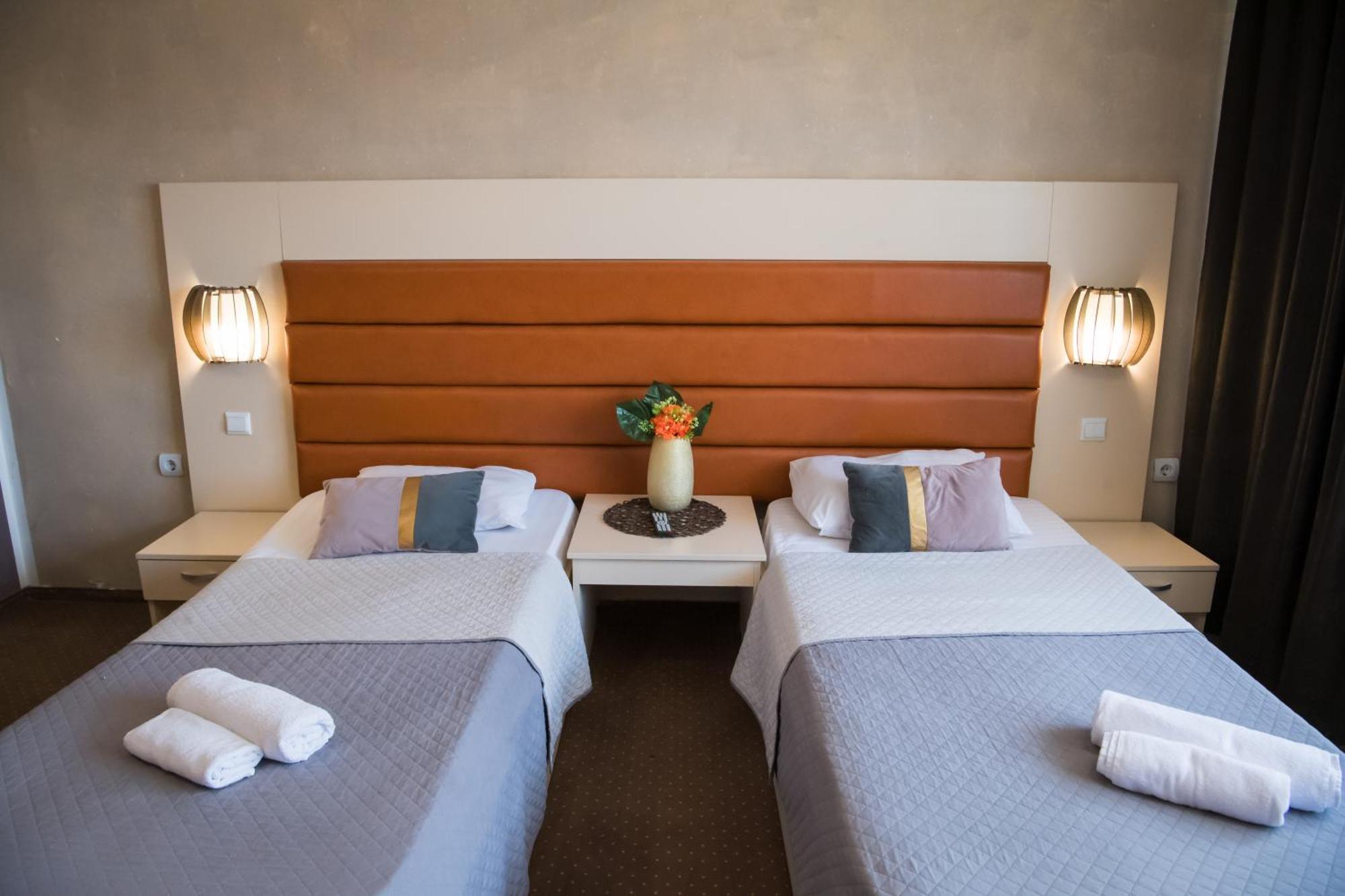 Mbi Travel Inn Крайова Екстериор снимка