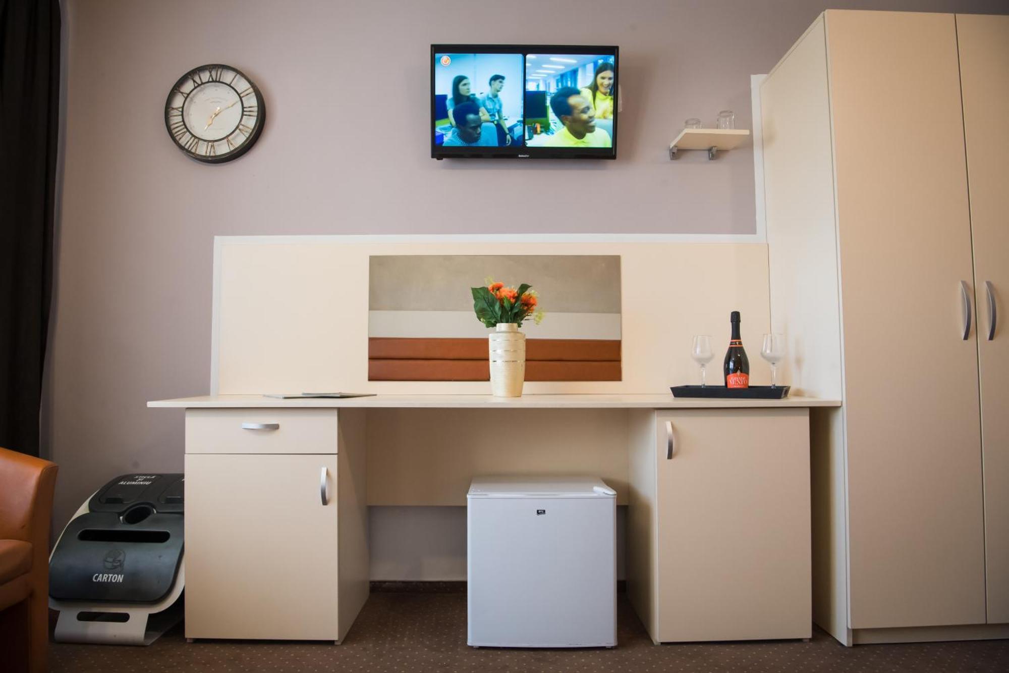 Mbi Travel Inn Крайова Екстериор снимка