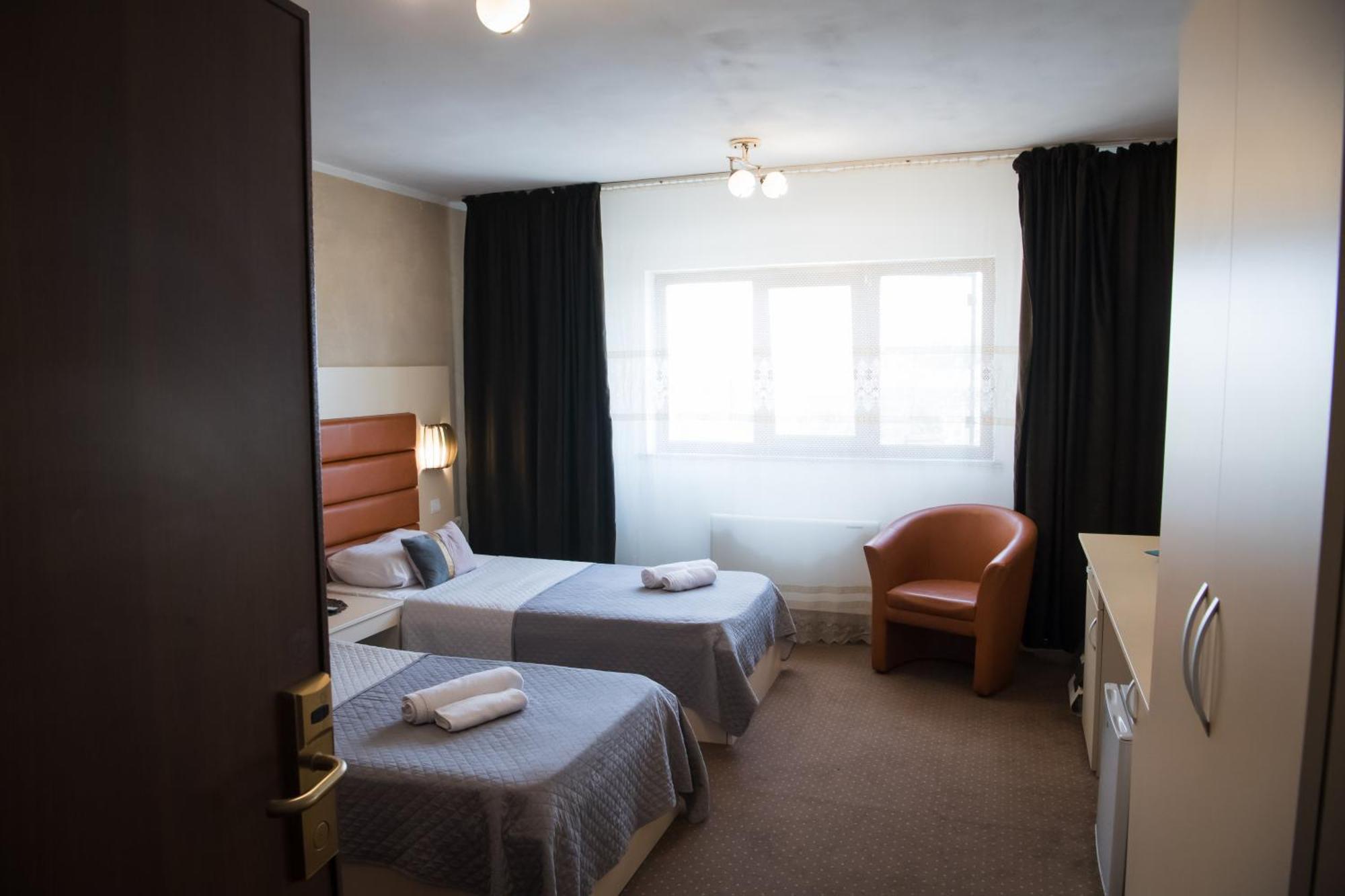 Mbi Travel Inn Крайова Екстериор снимка