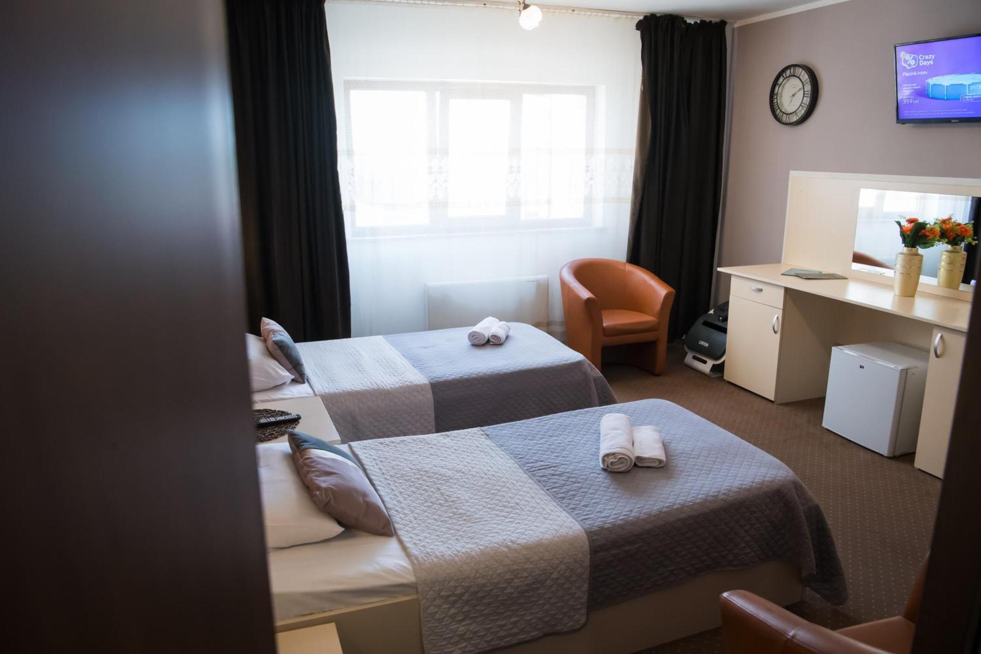 Mbi Travel Inn Крайова Екстериор снимка