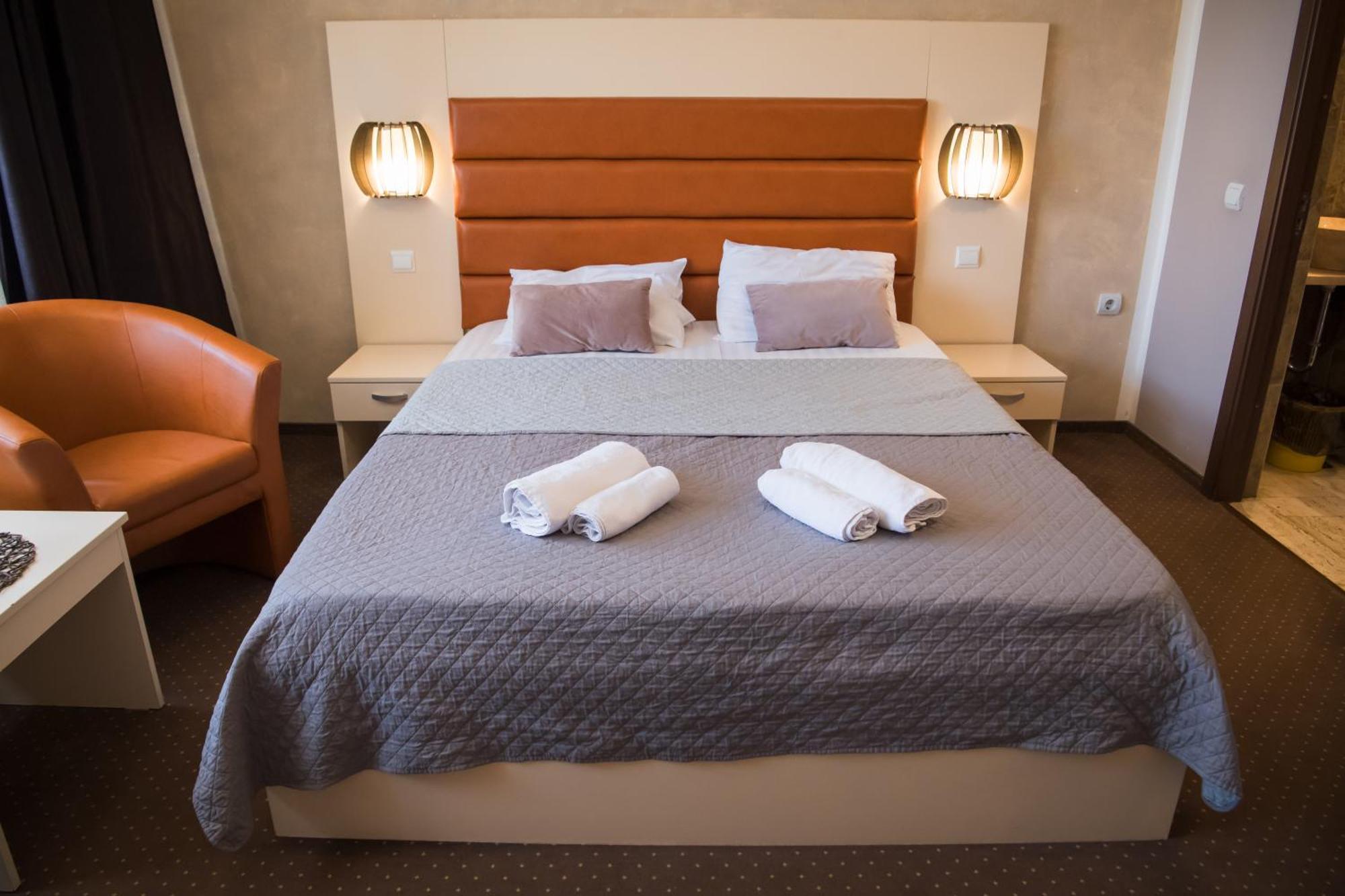 Mbi Travel Inn Крайова Екстериор снимка
