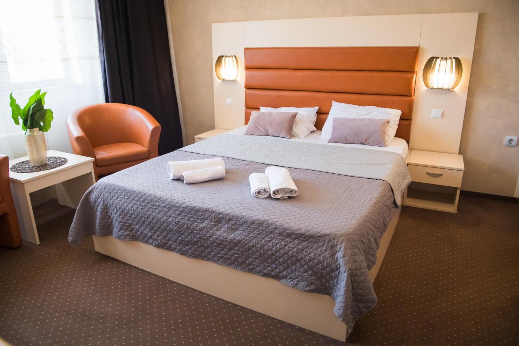 Mbi Travel Inn Крайова Екстериор снимка