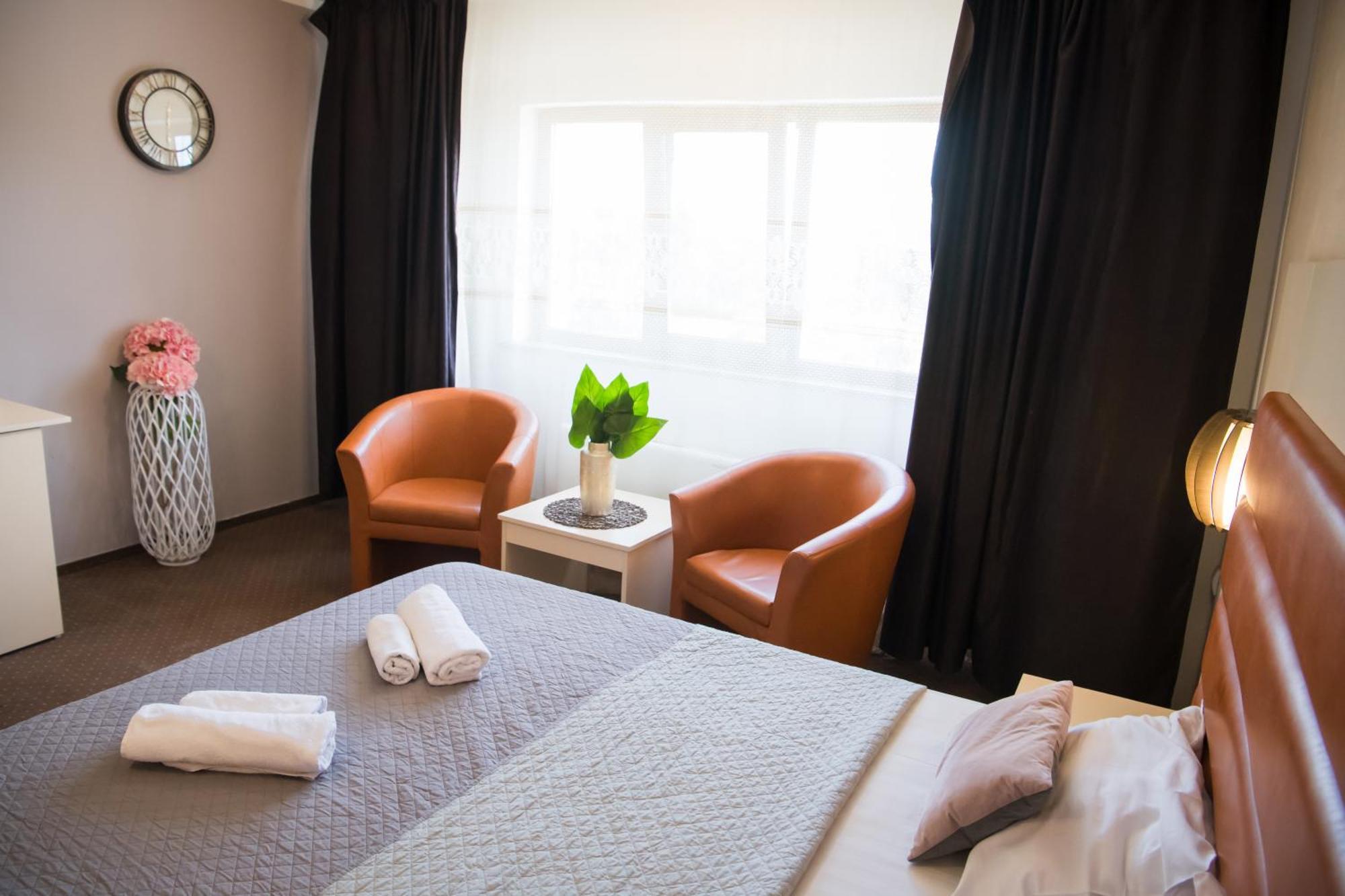 Mbi Travel Inn Крайова Екстериор снимка