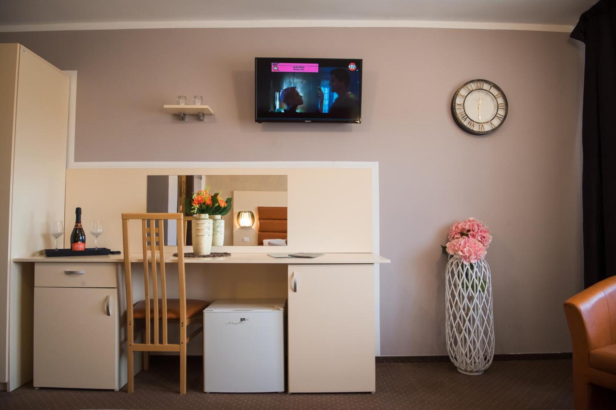 Mbi Travel Inn Крайова Екстериор снимка