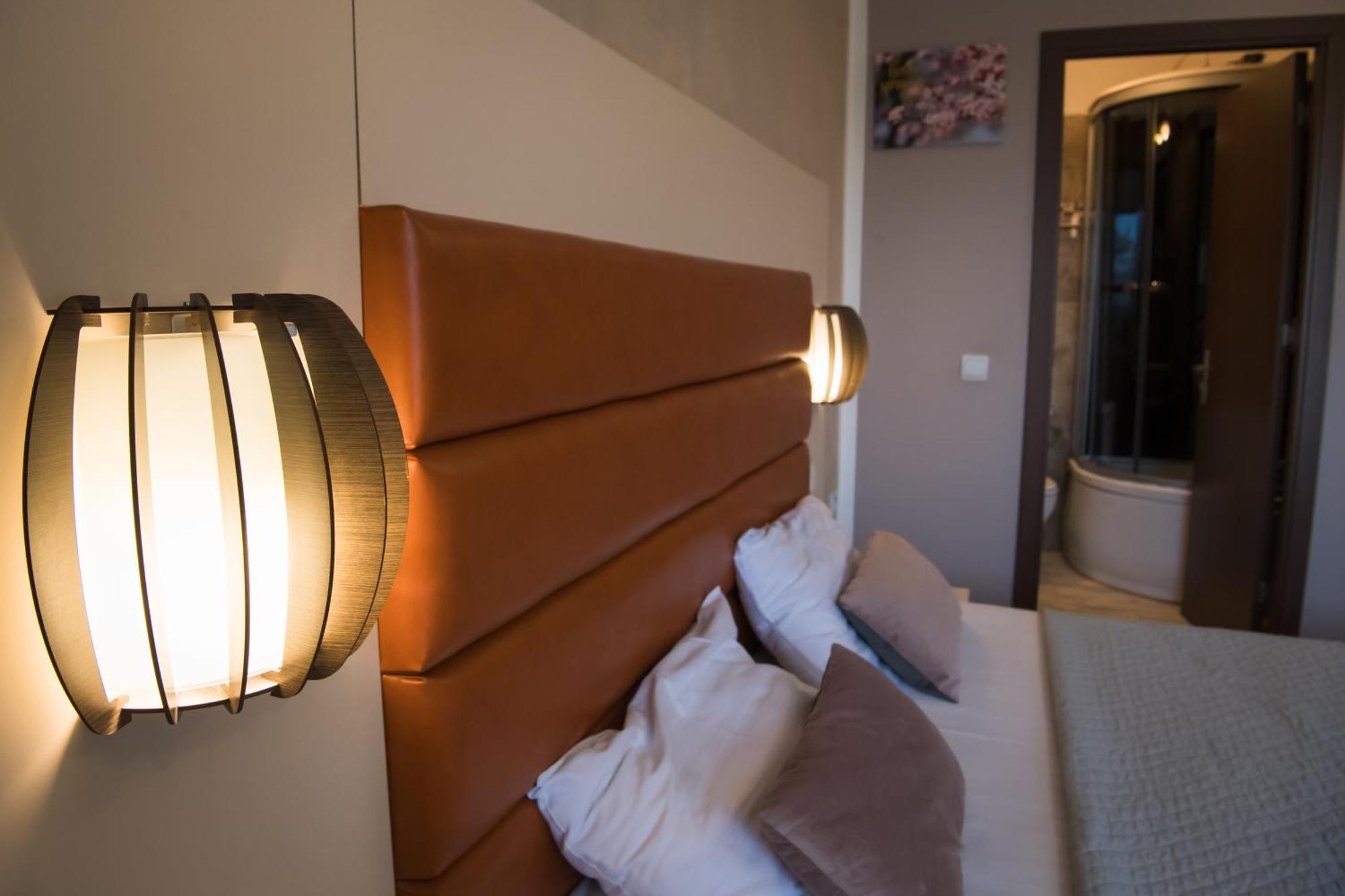 Mbi Travel Inn Крайова Екстериор снимка