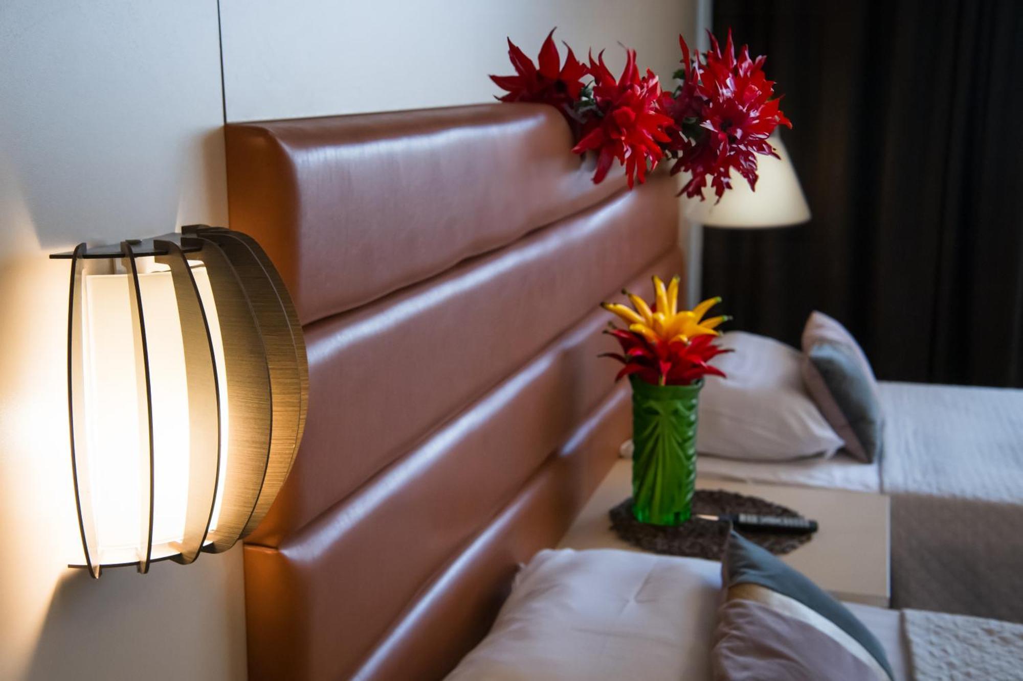 Mbi Travel Inn Крайова Екстериор снимка