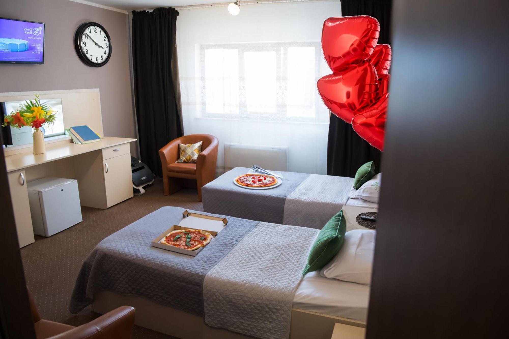 Mbi Travel Inn Крайова Екстериор снимка
